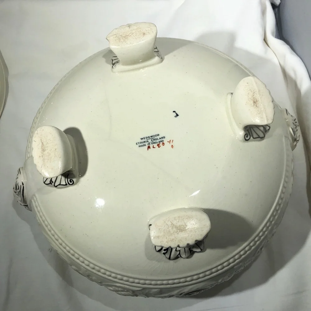 VINTAGE WEDGWOOD ETRURIA ENGLAND COVERED PATRICIAN SHAPE TUREEN